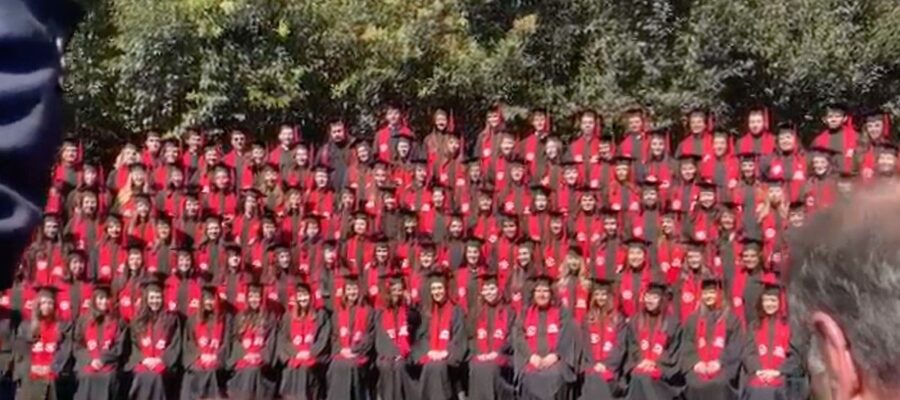 Caída de tarima en la Ibero deja cinco graduados hospitalizados en Santa Fe