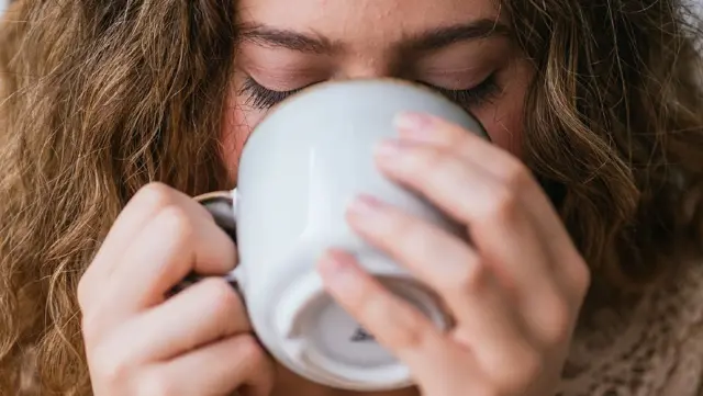 ¿Tomar café o té caliente cuando hace calor? La ciencia explica cuándo puede refrescarte